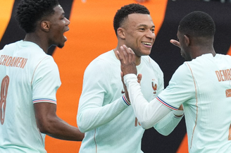 Mbappé e Dembele comemoram vitória da França