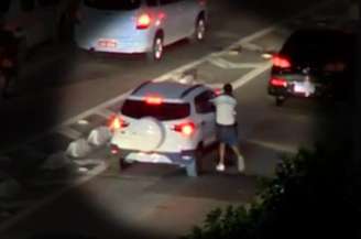 Criminosos utilizam do congestionamento para abordar veículos e roubar celulares