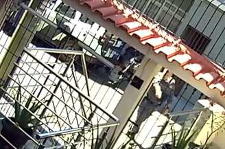 Câmeras de segurança flagraram momento em que PM atira contra casal 