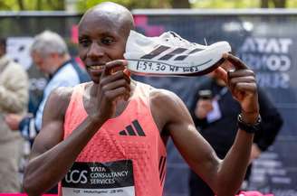 Sabastian Sawe comemora o recorde mundial mostrando o tênis da conquista (Foto: David Cliff for London Marathon Events)