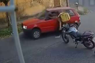 Motorista foi agredido com um soco antes de perder o controle do veículo e bater contra um poste