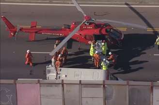 Helicóptero dos bombeiros faz pouso de emergência para resgatar vítima grave de acidente na Linha Amarela, no Rio