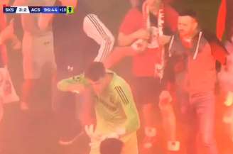 Torcida do Slavia invadiu o campo faltando dois minutos para o fim – Reprodução