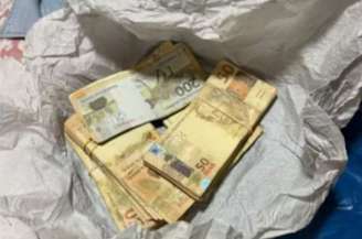 Na casa de um dos agentes, antigo na corporação, foram encontrados R$ 60 mil em dinheiro vivo