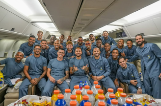 Jogadores dentro do avião