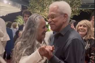 Cantora e sambista se divertiram na comemoração dos seus 80 anos