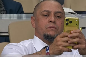 Roberto Carlos foi flagrado com o iPhone dourado