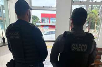 Policiais teriam agredido e extorquido vítima para conseguir informações do tráfico de drogas na região 