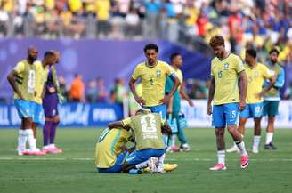 Jogadores após a eliminação do Brasil na Copa 