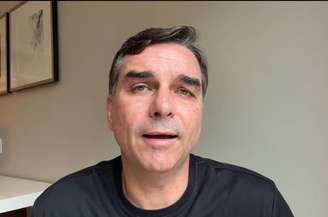 Flávio Bolsonaro classificou ação de busca e apreensão na casa do pai como 'constragendora'