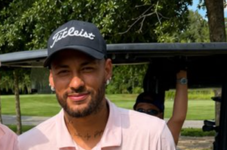 Sorridente, Neymar é tietado em campo de golfe nos EUA após derrota do Brasil na Copa