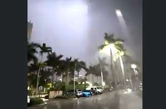 Miami registrou tempestade com forte chuva e raios na noite desta sexta-feira (10) – Reprodução de vídeo/The Sun