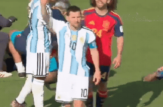 Messi teve comportamento ‘petulante’ e ‘vergonhoso’ na final da Copa, segundo jornal
