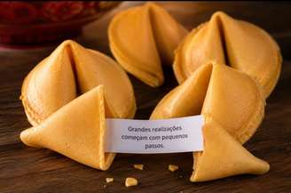 Os biscoitos da sorte são pequenos doces crocantes que escondem mensagens em seu interior. Apesar de muito associados à culinária chinesa, sua história começa longe da China, com influências que misturam tradições e imigração.