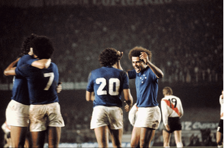 Jogadores do Cruzeiro comemoram em partida conra o River Plate, na final da Libertadores de 1976 - 
