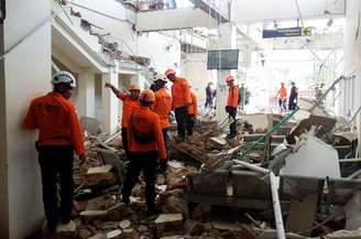 Equipes de resgate inspecionam um prédio fortemente danificado no porto de L. Say, após um terremoto em Maumere, Sikka, província de Nusa Tenggara Oriental, Indonésia 15 de agosto de 2026 