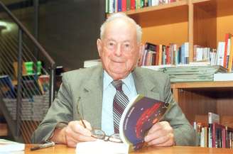 Lincoln Gordon foi embaixador dos EUA no Brasil entre 1961 e 1966; em 2002, ele lançou um livro em São Paulo.