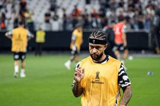 Memphis Depay durante aquecimento antes de Corinthians x Rosario Central.