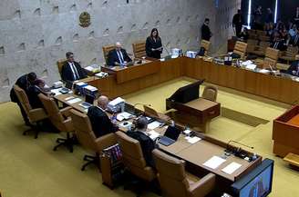Moraes e Mendonça aparecem lado a lado em primeira sessão do STF após divulgação de mensagens com Vorcaro