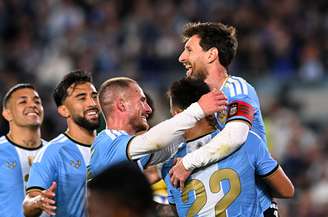 Companheiros de Messi o abraçaram após a seleção argentina vencer o Benin por 3 a 0