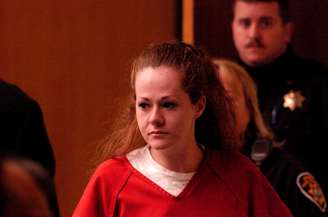 Uma foto tirada em 4 de dezembro de 2007 mostra Christa Pike entrando no Tribunal Criminal do Condado de Knox, em Knoxville, Tennessee, EUA