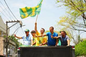 O candidato à presidência Flávio Bolsonaro participa de motocarreata em São Gonçalo, Rio de Janeiro.