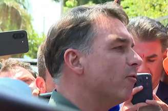 Flávio Bolsonaro (PL) visitar seu pai, o ex-presidente Jair Bolsonaro, durante prisão domiciliar