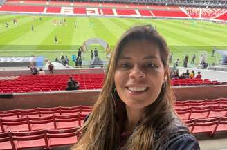 Narradora brasileira Elaine Trevisan, 38 anos, acompanha atenta os jogos da semifinal da Libertadores Feminina de 2026 