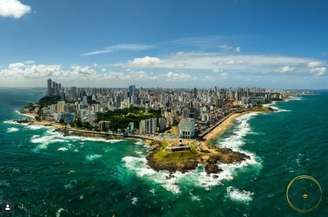 Edifícil Oceania, em Salvador, fica de frente ao Farol da Barra