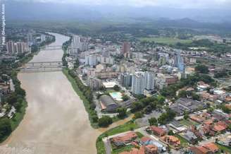 <p>Vista aérea do rio Paraíba do Sul na cidade de Resende, no Rio de Janeiro</p>