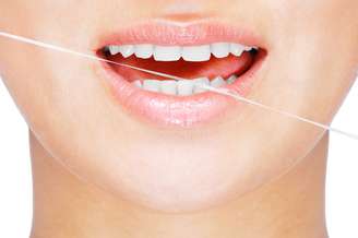 Realize uma boa higiene bucal diariamente não se esquecendo de utilizar o fio dental