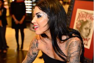 A famosa tatuadora Kat Von D, conhecida pelo extinto programa Miami Ink, divulgou sua linha de maquiagem na Sephora de San Francisco, Califórnia, na quinta-feira (19)