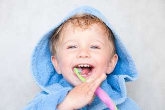 A dentista Alessandra Reyes analisou os primeiros molares em erupção de 33 crianças entre 5 e 7 anos. A conclusão foi que a técnica anteroposterior - para frente e para trás - é mais eficiente na remoção de placa do que a técnica tradicionalmente indicada pelos dentistas, chamada transversal.