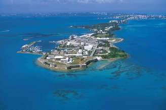 Bermudas: a cerca de 1000 km do litoral leste dos Estados Unidos, o arquipélago das Bermudas é um dos destinos prediletos dos turistas americanos para férias sob o sol. O arquipélago tem mais de 150 ilhas e ilhotas, e tem como principal cidade Hamilton, situada na ilha de Gran Bermuda