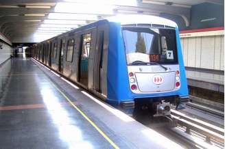 Trem na estação Neptuno, da Linha 1 do metrô. A rede atende mais de 2,3 milhões de passageiros por dia