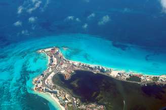 Uma obra de arte da natureza. Assim podem ser definidas as praias de Cancún (acima, em vista aérea), destino certo para quem procura um cenário tropical com muito conforto. A cidade recebe mais de 3 milhões de turistas por ano, o que faz do aeroporto local o segundo mais movimentado do México. Entenda por quê 
