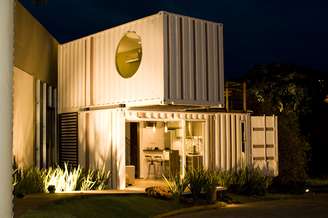 A arquiteta catarinense Lívia Ferraro introduziu o conceito de casa-contêiner no Brasil. Neste projeto ela utilizou duas peças entrecruzadas para criar um loft de 47 m² com quarto, sala, cozinha, banheiro, lavanderia e varanda