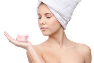 BB Cream é indicado para todos os tipos de pele e promete hidratá-la e protegê-la do sol, clarear as manchinhas, prevenir rugas e linhas de expressão e fechar os poros