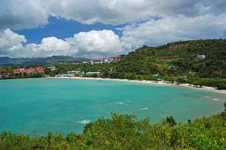 Tão bonita quanto a Grand Anse Beach, Morne Rouge Beach é uma opção para quem deseja sentar, relaxar e desfrutar do sol do Caribe