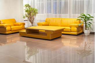 O amarelo chama muita atenção. Por isso, quando é usado na mobília nesta sala, nos dois sofás e na mesa de centro , o restante da decoração costuma ser completado com poucos elementos