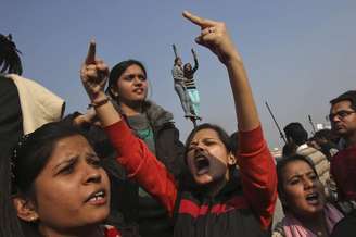 Manifestante grita em protesto contra a violência em Nova Délhi após um estupro coletivo