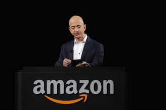 <p>O CEO da Amazon, Jeff Bezos, em demonstração do Kindle Paperwhite em setembro de 2012</p>