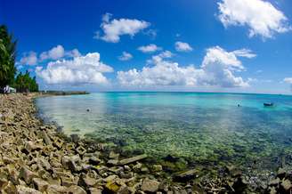 <b>Atol de Funafati, Funafati, Tuvalu</b><br />O atol de Funafati é um atol feito de uma estreita faixa de terra que circunda uma lagoa de 18 km de comprimento e 14 km de largura. O atol forma a capital de Tuvalu, com uma população de cerca de 5 mil habitantes que vivem em um pequeno paraíso de águas cristalinas e areias brancas