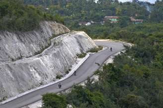 Imagem mostra trecho pavimentado da Estrada Nacional No. 7 no Haiti; a construtora brasileira OAS abandonou a obra depois de conflitos com o governo