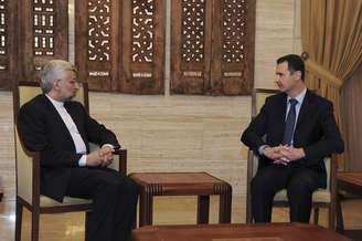 Jalili se encontrou com o presidente sírio Bashar al-Assad (dir.) em Damasco no domingo
