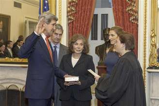 Ex-presidente do Comitê de Relações Exteriores do Senado, John Kerry, assume oficialmente o cargo de secretário de Estado ao lado de sua esposa nesta foto de divulgação, em Washington. 01/02/2013