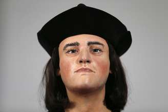 As características faciais mostram aspectos similares aos retratados em imagens do rei pintadas após sua morte