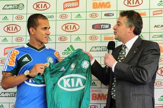<p>Ronny foi apresentado nesta sexta-feira e disse que está orgulhoso por defender o Palmeiras</p>