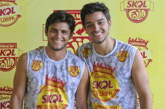 Entre sorrisos e abraços para os flashes, os atores e irmãos Bruno Gissoni e Rodrigo Simas curtiram o Carnaval no camarote Skol Folia em Floripa