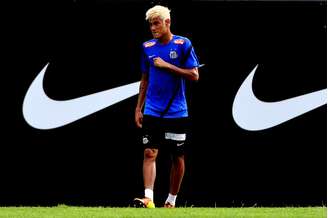 Neymar exibiu em treino seu visual ainda mais loiro